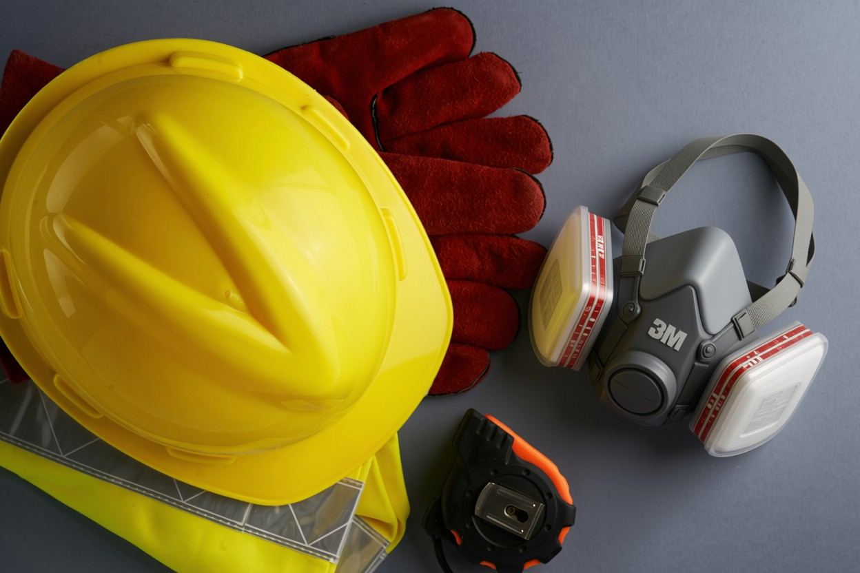 Elementos de protección personal: casco, guantes, protección respiratoria 3M y cinta métrica