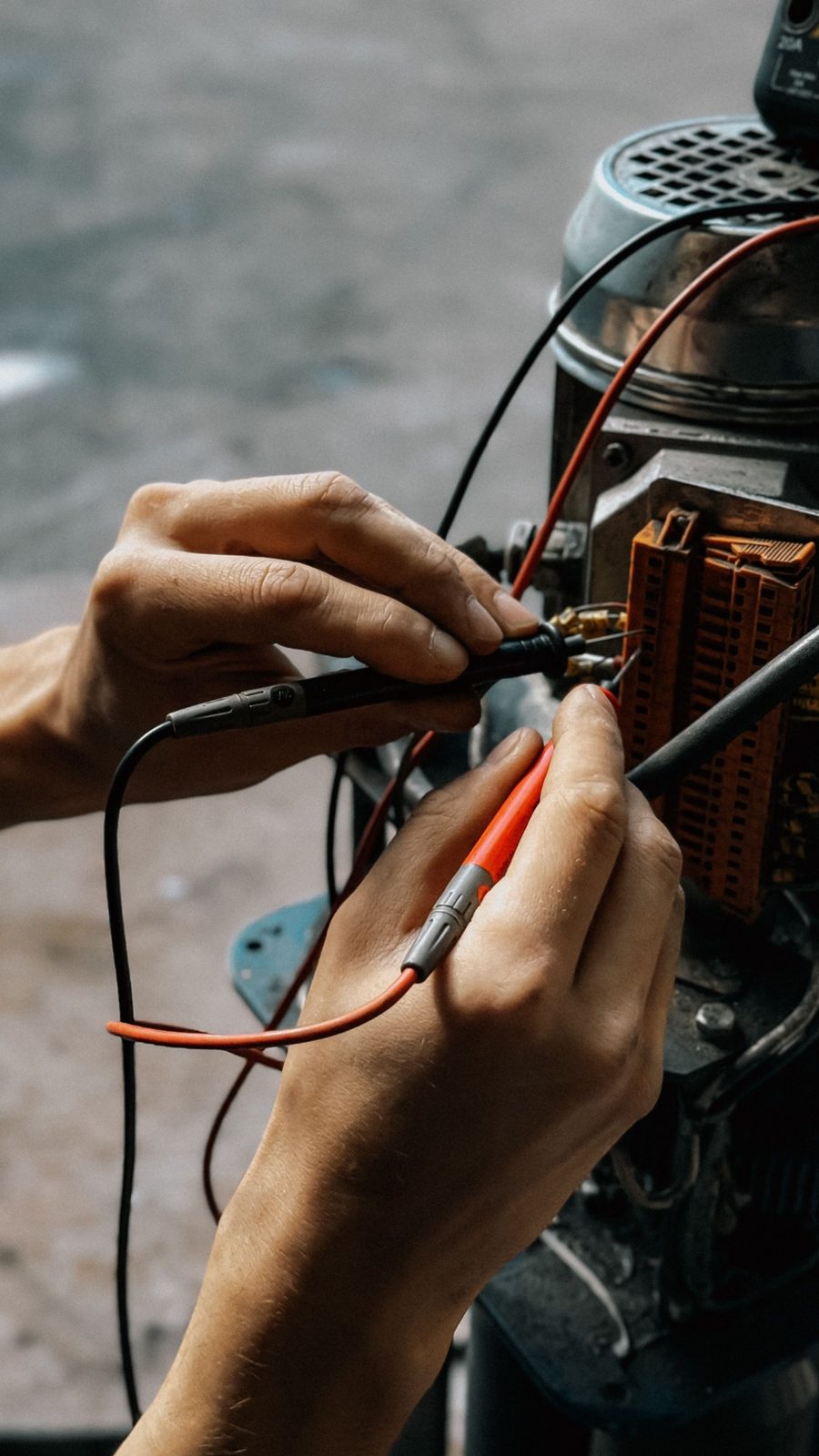 Técnico midiendo con multímetro en tablero eléctrico industrial
