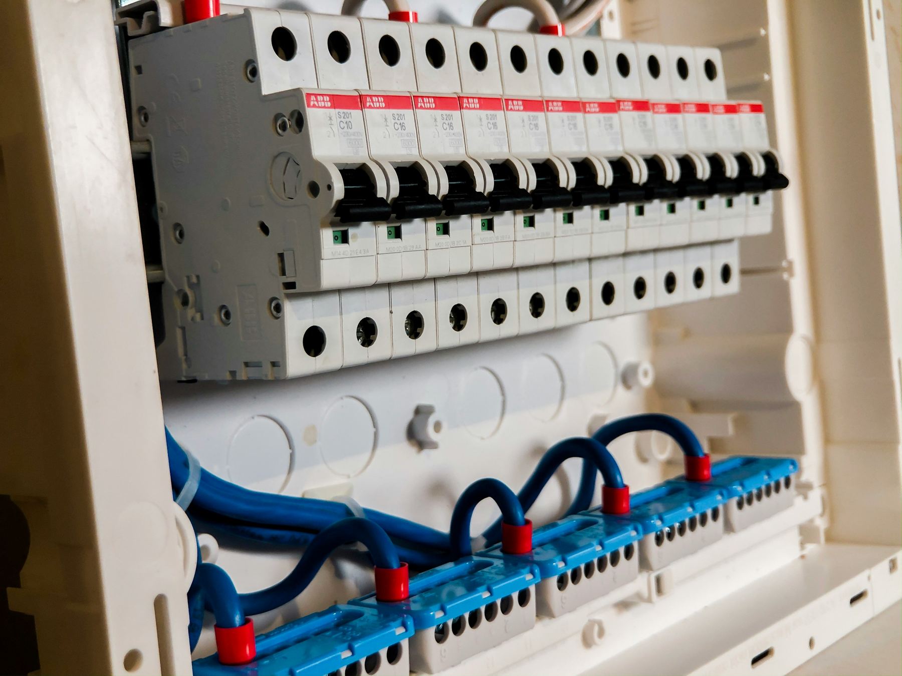 Tablero eléctrico con termomagnéticas ABB y borneras